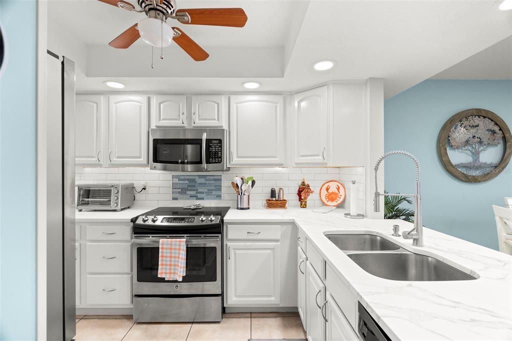 For Sale: $315,000 (2 beds, 2 baths, 1025 Square Feet)