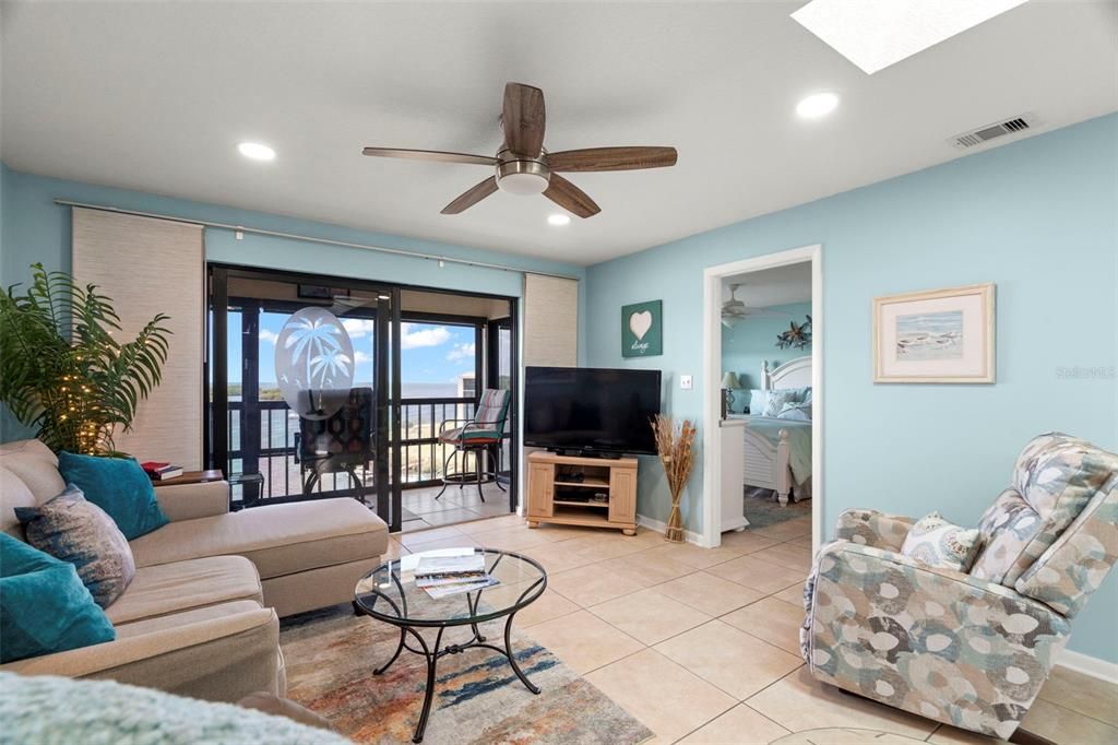 For Sale: $315,000 (2 beds, 2 baths, 1025 Square Feet)