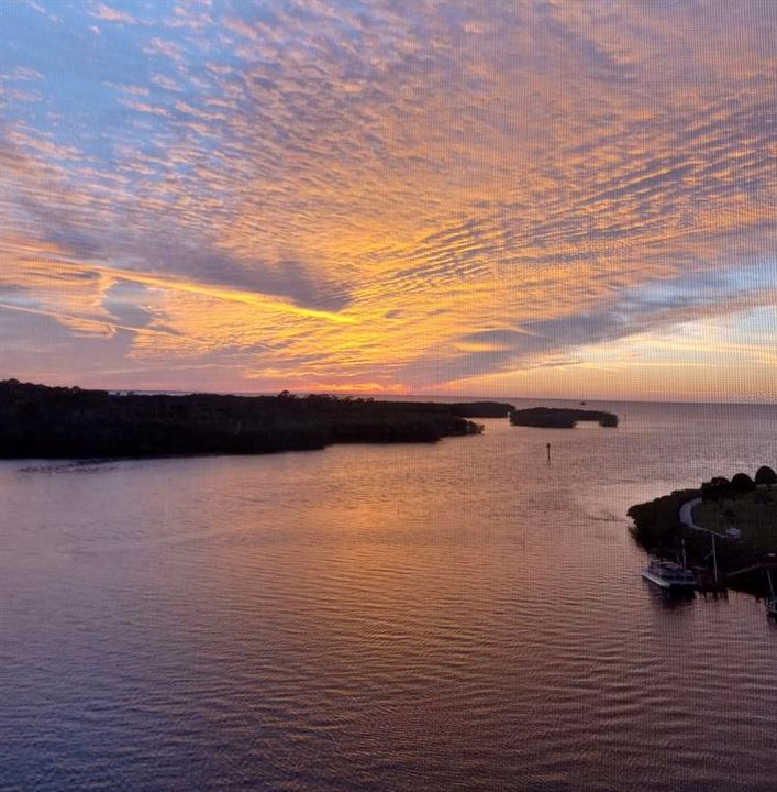 For Sale: $315,000 (2 beds, 2 baths, 1025 Square Feet)