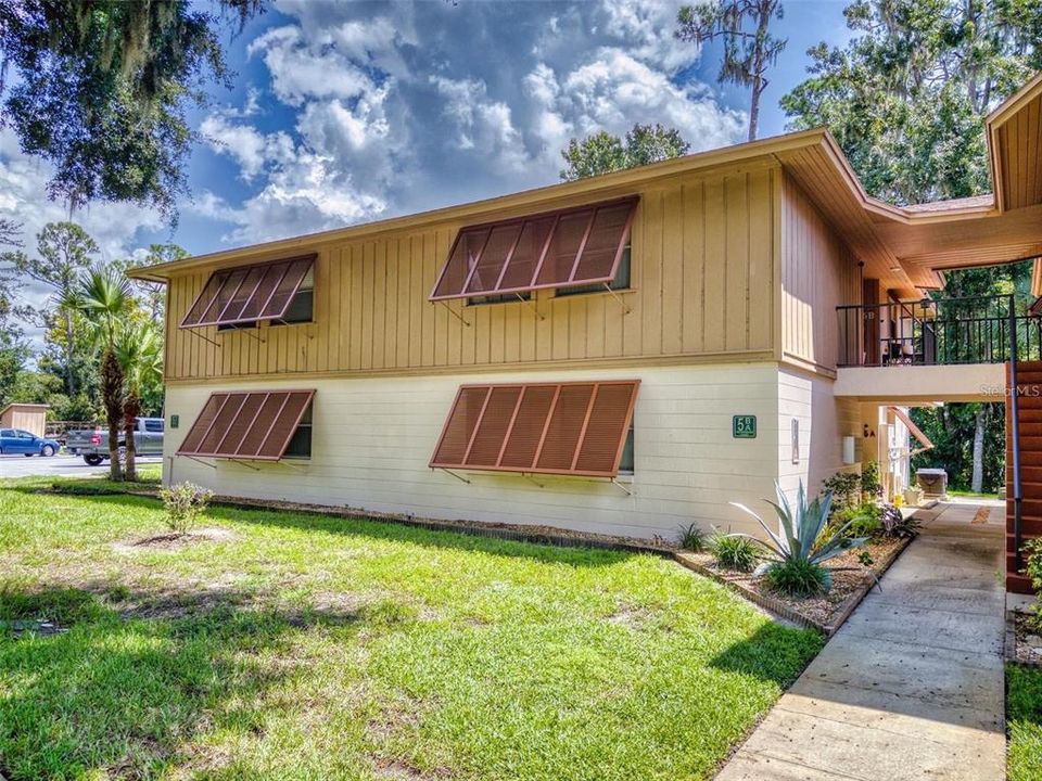 For Sale: $175,000 (2 beds, 2 baths, 897 Square Feet)