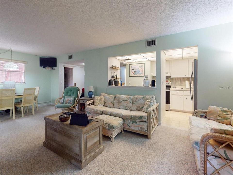 For Sale: $175,000 (2 beds, 2 baths, 897 Square Feet)