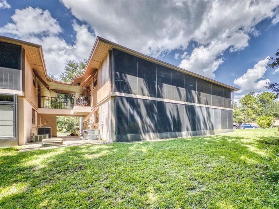 For Sale: $175,000 (2 beds, 2 baths, 897 Square Feet)