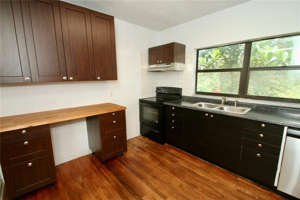 For Sale: $650,000 (3 beds, 4 baths, 2506 Square Feet)