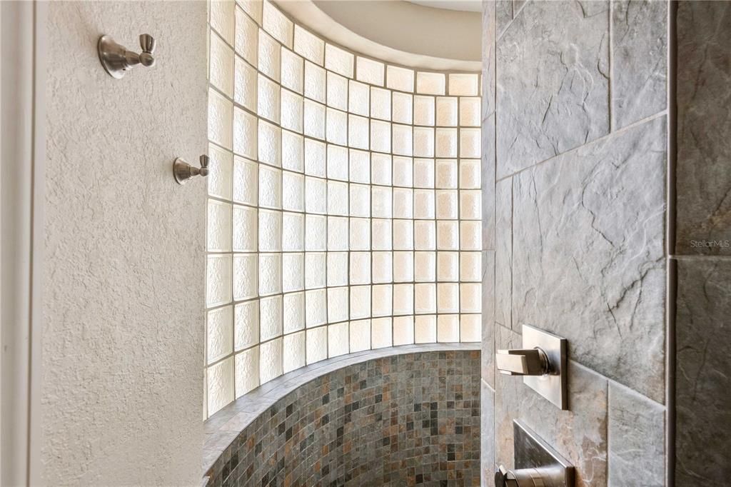 En Venta: $1,395,000 (4 camas, 3 baños, 3769 Pies cuadrados)