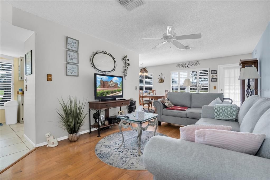 Под контрактом: $144,900 (2 спален, 2 ванн, 1135 Квадратных фут)