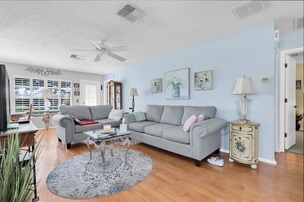 Под контрактом: $144,900 (2 спален, 2 ванн, 1135 Квадратных фут)