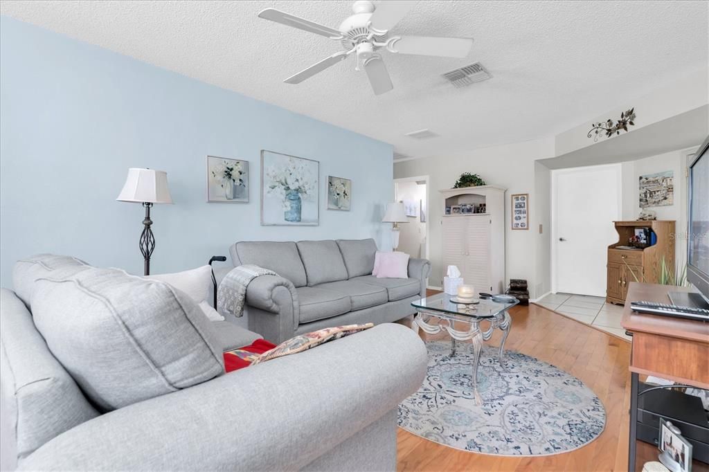 Под контрактом: $144,900 (2 спален, 2 ванн, 1135 Квадратных фут)