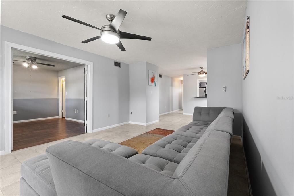 待售: $195,000 (2 贝兹, 2 浴室, 956 平方英尺)