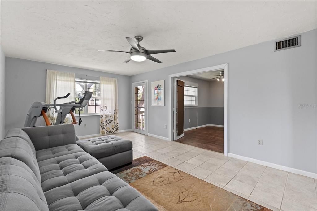 待售: $195,000 (2 贝兹, 2 浴室, 956 平方英尺)