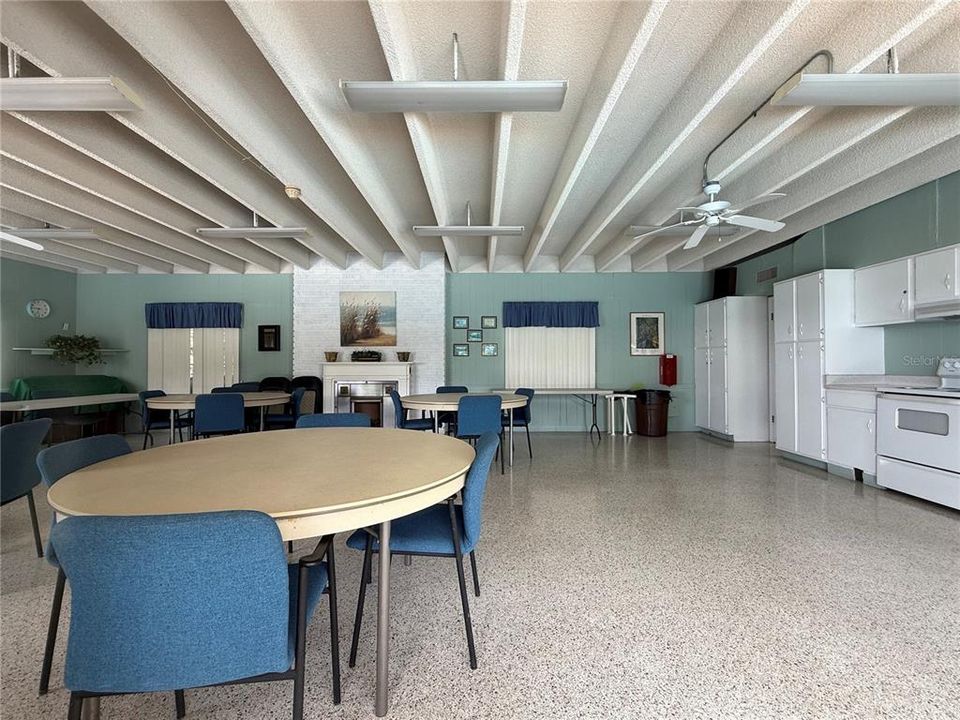 待售: $195,000 (2 贝兹, 2 浴室, 956 平方英尺)