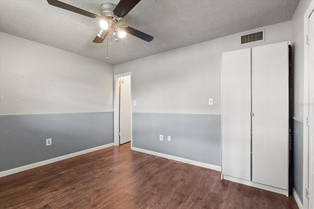 待售: $195,000 (2 贝兹, 2 浴室, 956 平方英尺)