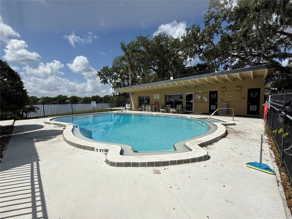 待售: $195,000 (2 贝兹, 2 浴室, 956 平方英尺)