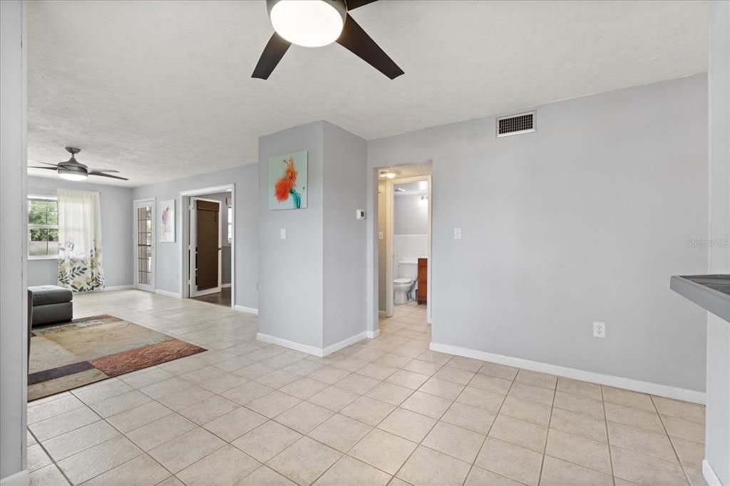 待售: $195,000 (2 贝兹, 2 浴室, 956 平方英尺)