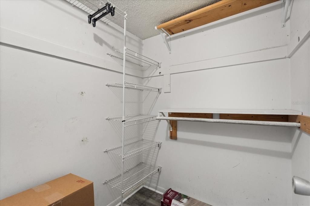 待售: $195,000 (2 贝兹, 2 浴室, 956 平方英尺)