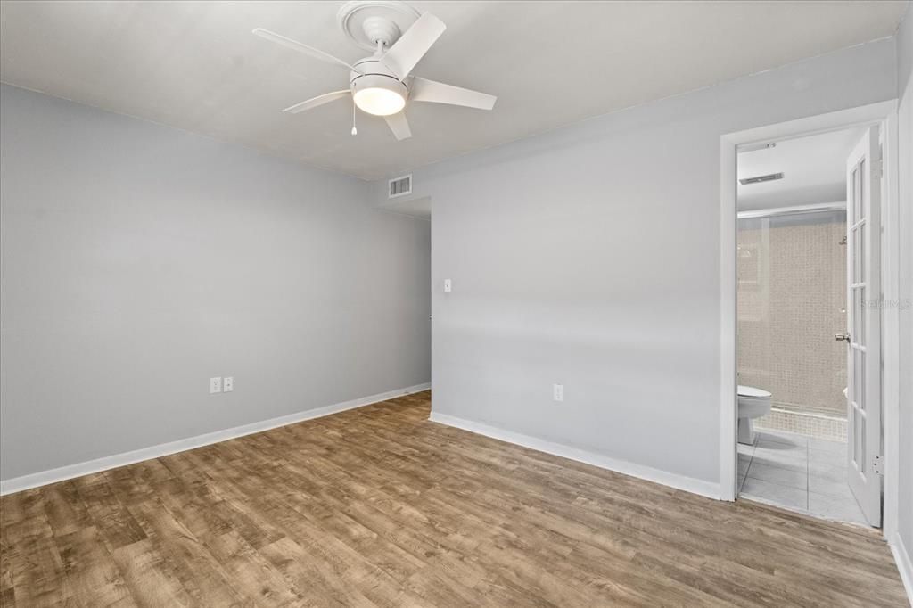 待售: $195,000 (2 贝兹, 2 浴室, 956 平方英尺)