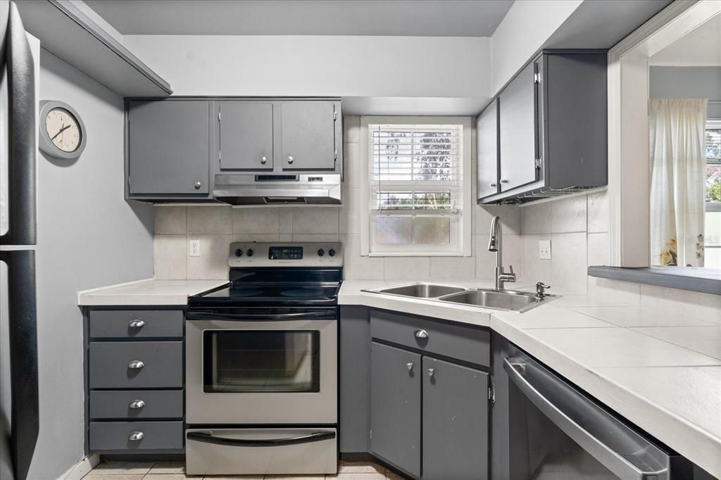 待售: $195,000 (2 贝兹, 2 浴室, 956 平方英尺)