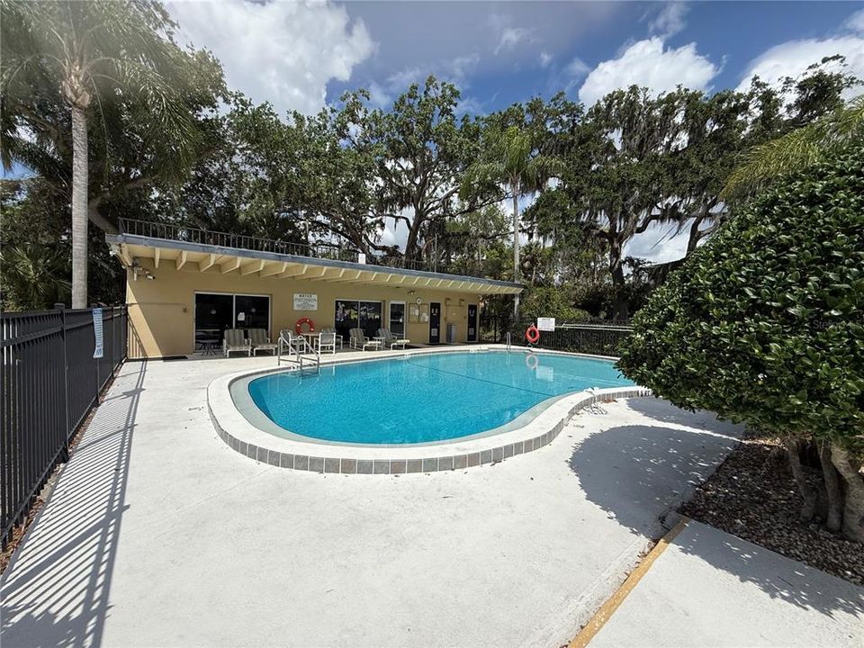 待售: $195,000 (2 贝兹, 2 浴室, 956 平方英尺)