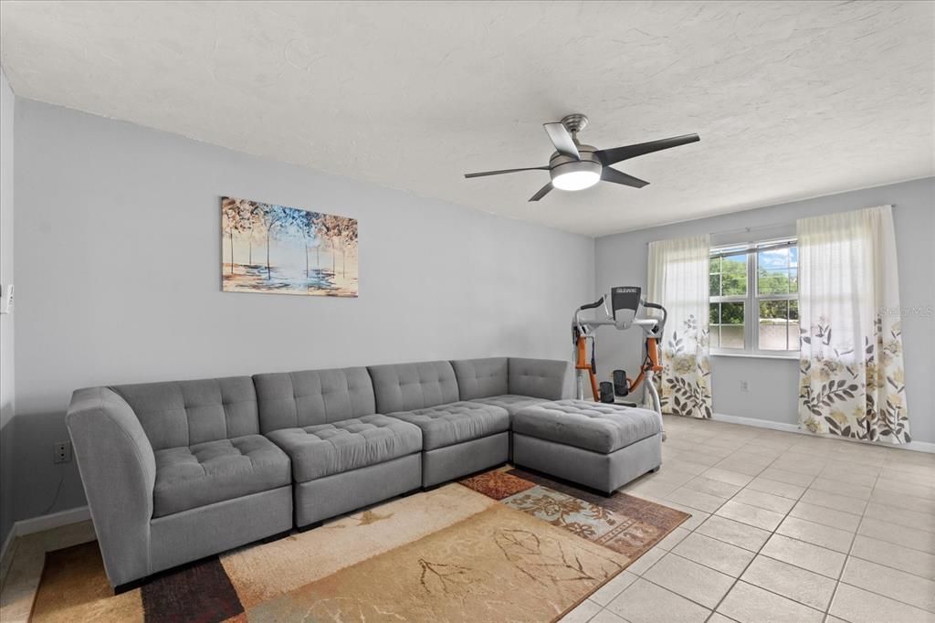 待售: $195,000 (2 贝兹, 2 浴室, 956 平方英尺)