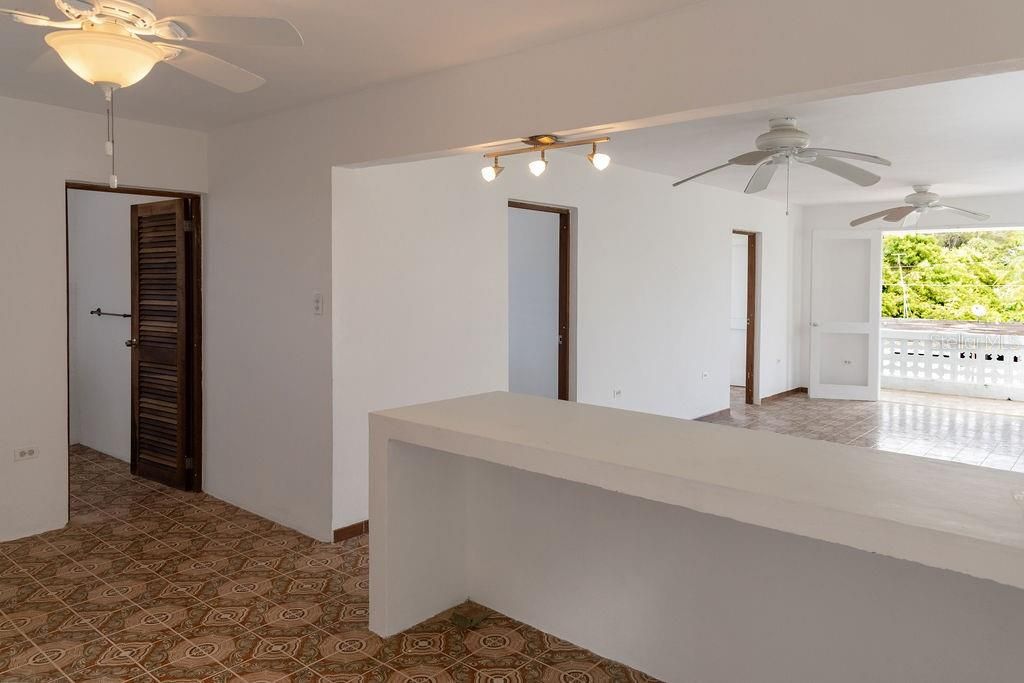 En Venta: $350,000 (4 camas, 2 baños, 2200 Pies cuadrados)