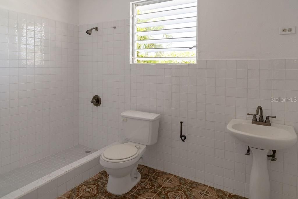 En Venta: $350,000 (4 camas, 2 baños, 2200 Pies cuadrados)