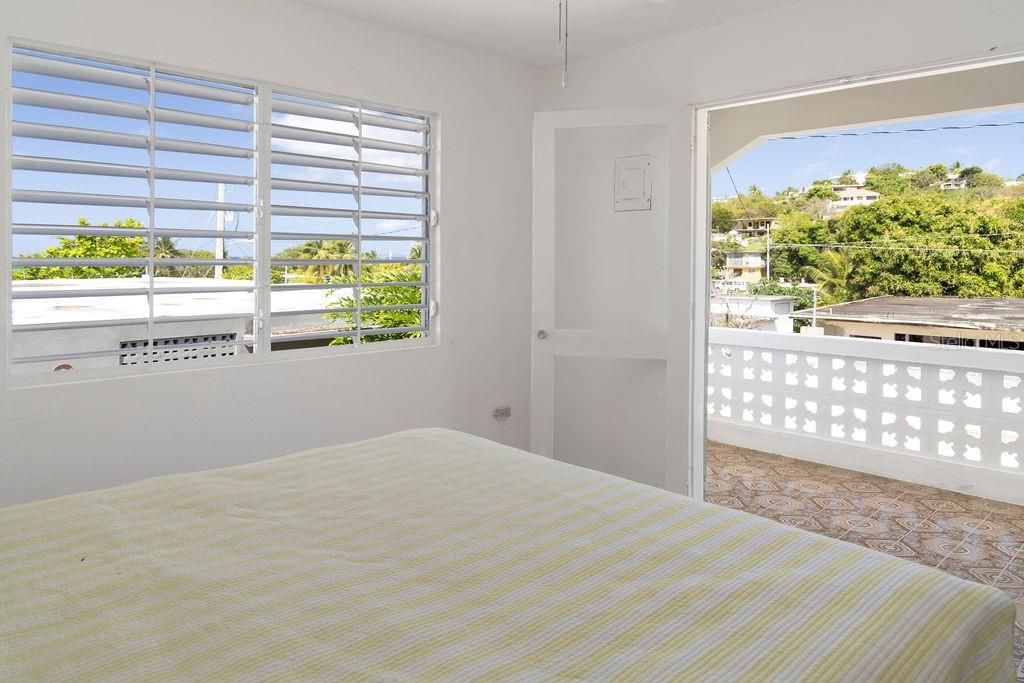 En Venta: $350,000 (4 camas, 2 baños, 2200 Pies cuadrados)