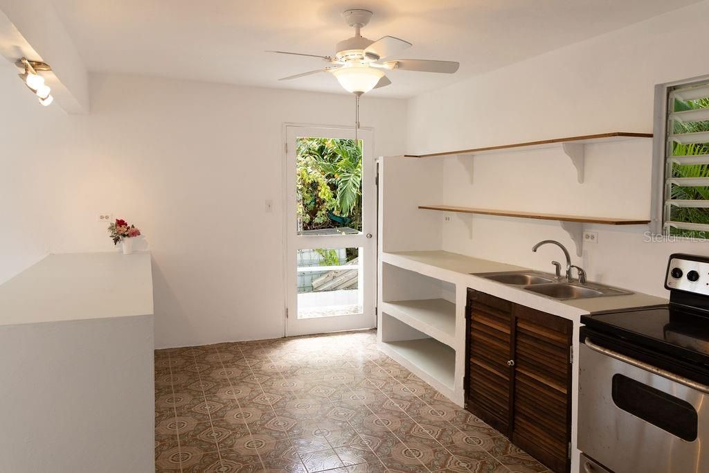 En Venta: $350,000 (4 camas, 2 baños, 2200 Pies cuadrados)