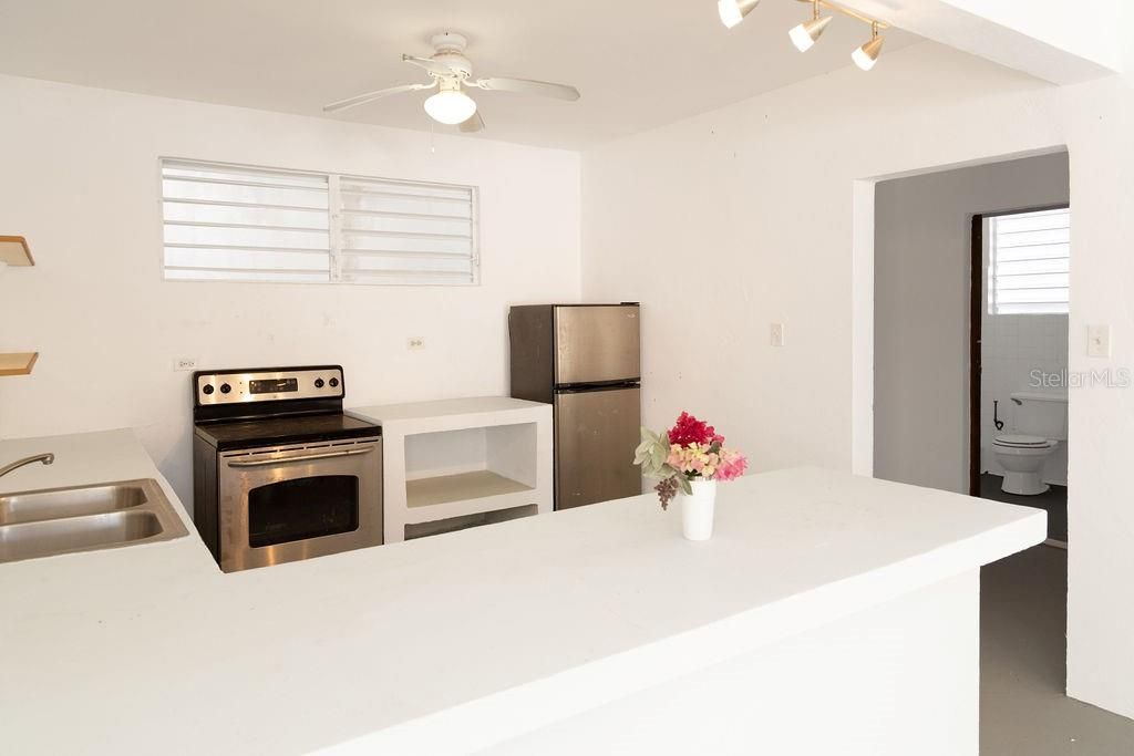 En Venta: $350,000 (4 camas, 2 baños, 2200 Pies cuadrados)