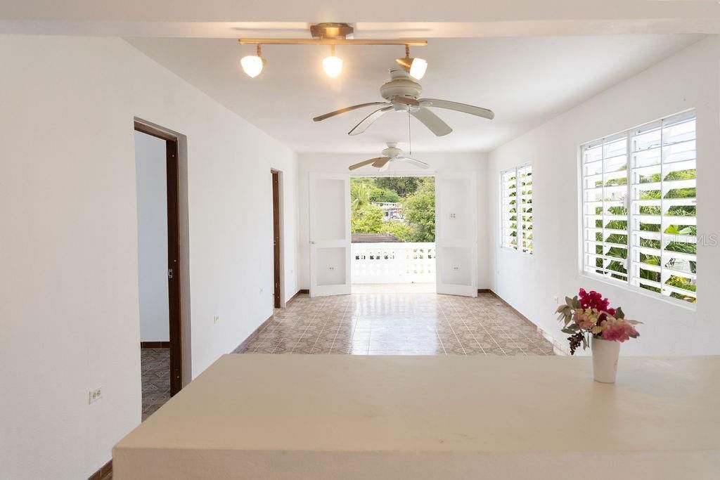 En Venta: $350,000 (4 camas, 2 baños, 2200 Pies cuadrados)