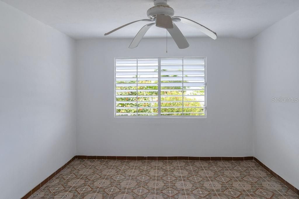 En Venta: $350,000 (4 camas, 2 baños, 2200 Pies cuadrados)