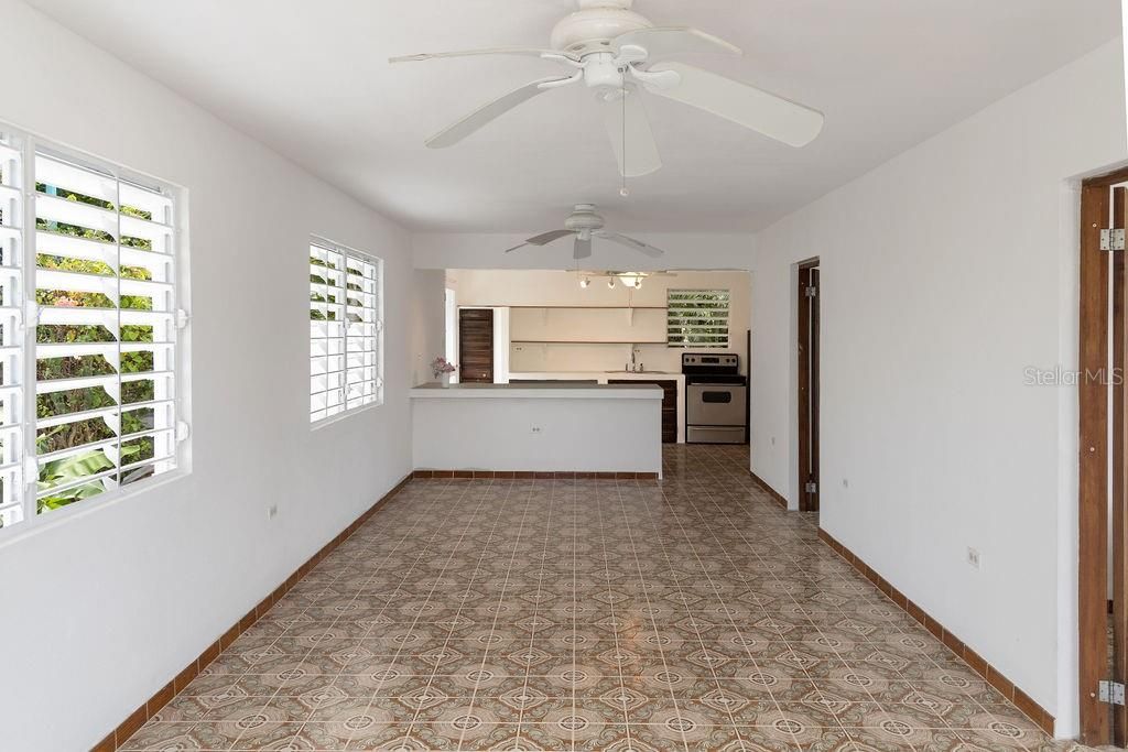 En Venta: $350,000 (4 camas, 2 baños, 2200 Pies cuadrados)