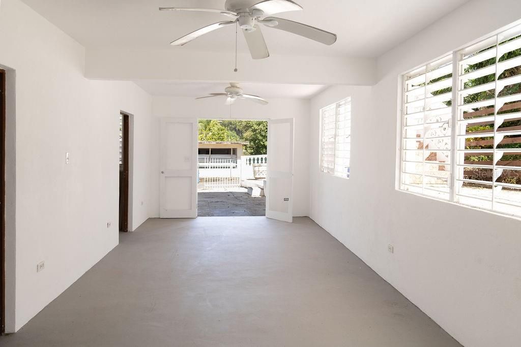 En Venta: $350,000 (4 camas, 2 baños, 2200 Pies cuadrados)