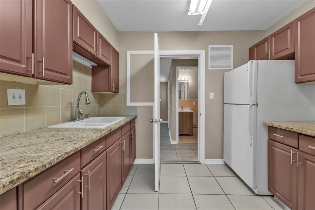 待售: $299,000 (5 贝兹, 0 浴室, 1959 平方英尺)