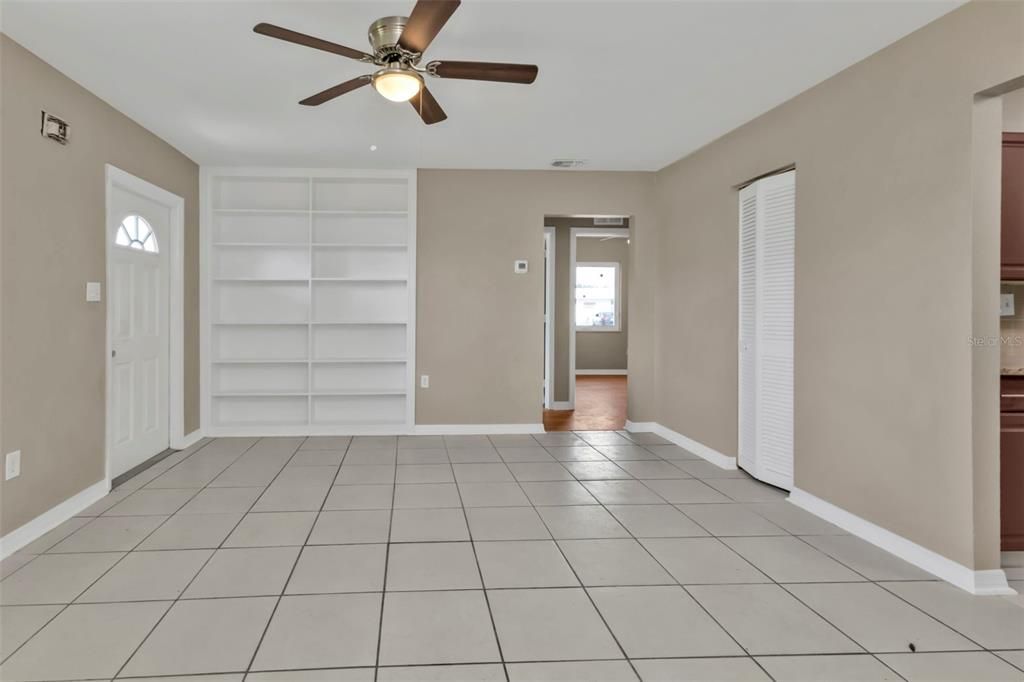 待售: $299,000 (5 贝兹, 0 浴室, 1959 平方英尺)