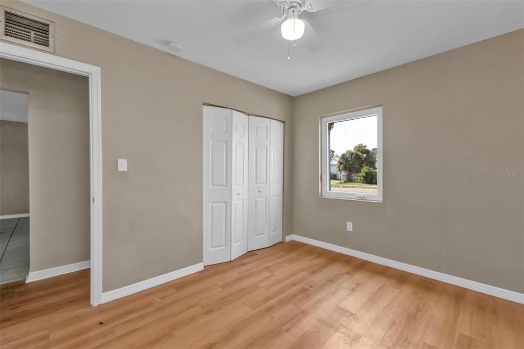 待售: $299,000 (5 贝兹, 0 浴室, 1959 平方英尺)