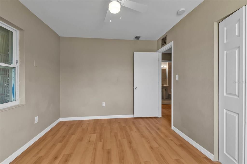 待售: $299,000 (5 贝兹, 0 浴室, 1959 平方英尺)