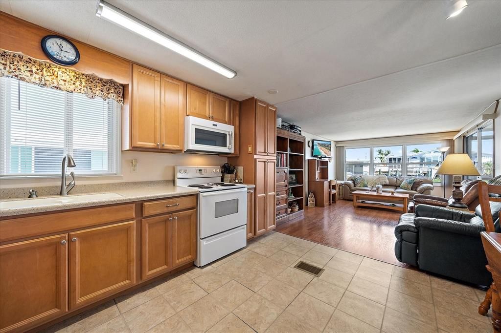 For Sale: $240,000 (2 beds, 2 baths, 648 Square Feet)