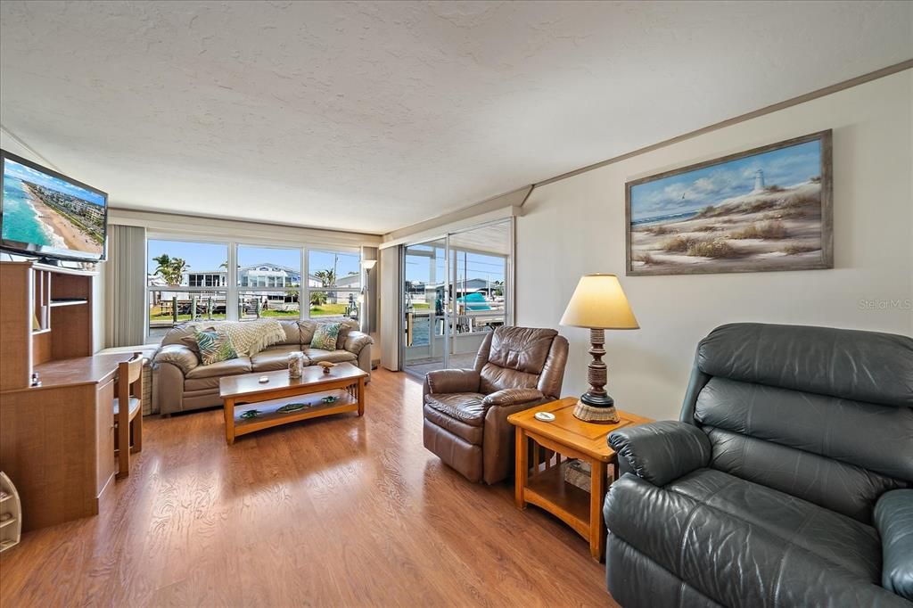 For Sale: $240,000 (2 beds, 2 baths, 648 Square Feet)