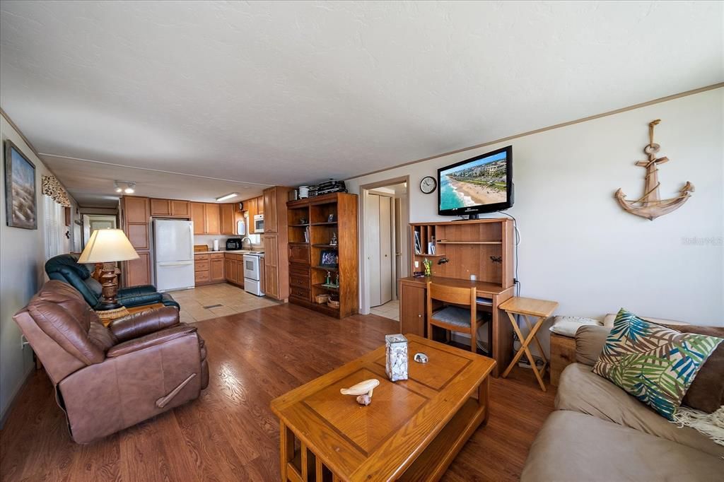 For Sale: $240,000 (2 beds, 2 baths, 648 Square Feet)