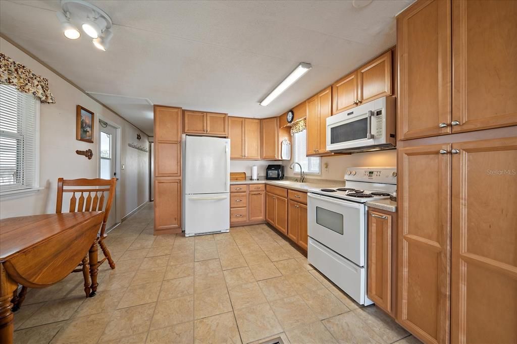 For Sale: $240,000 (2 beds, 2 baths, 648 Square Feet)