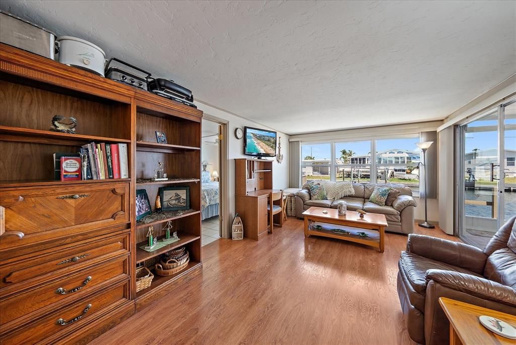 For Sale: $240,000 (2 beds, 2 baths, 648 Square Feet)