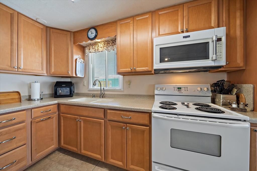 For Sale: $240,000 (2 beds, 2 baths, 648 Square Feet)