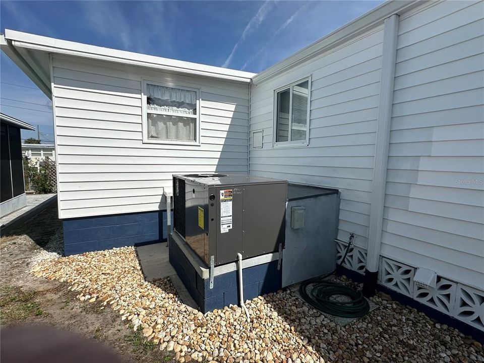 For Sale: $240,000 (2 beds, 2 baths, 648 Square Feet)