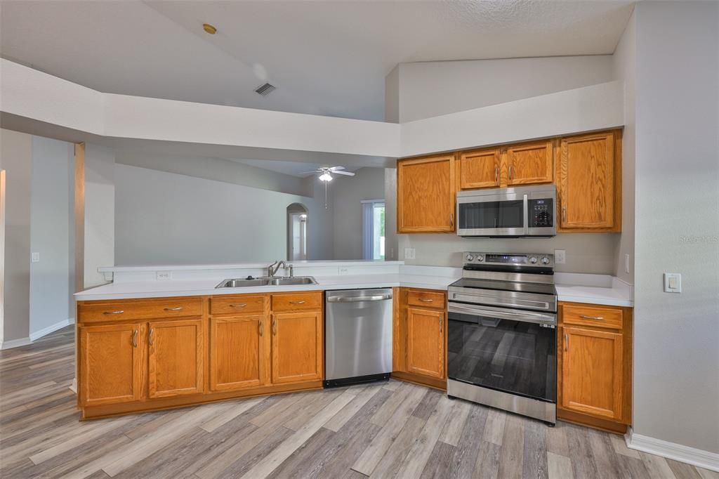 For Sale: $350,000 (4 beds, 3 baths, 1808 Square Feet)