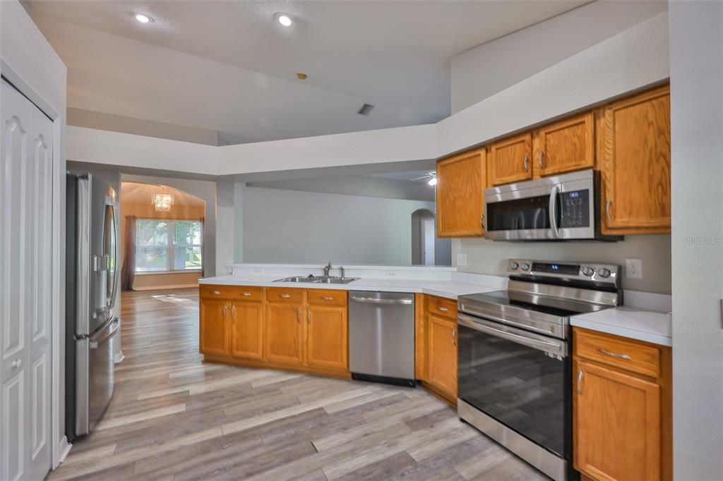 For Sale: $350,000 (4 beds, 3 baths, 1808 Square Feet)