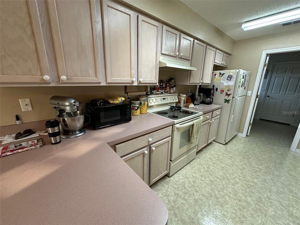 For Rent: $2,100 (3 beds, 2 baths, 2071 Square Feet)