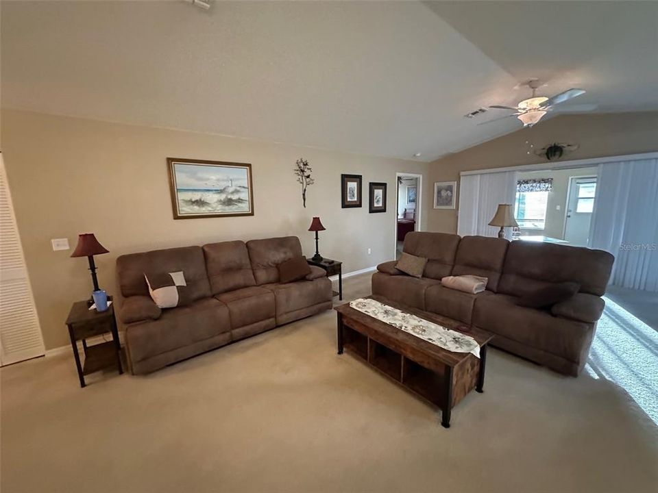 For Rent: $2,100 (3 beds, 2 baths, 2071 Square Feet)