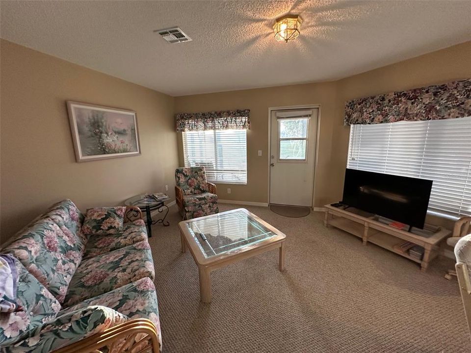 For Rent: $2,100 (3 beds, 2 baths, 2071 Square Feet)