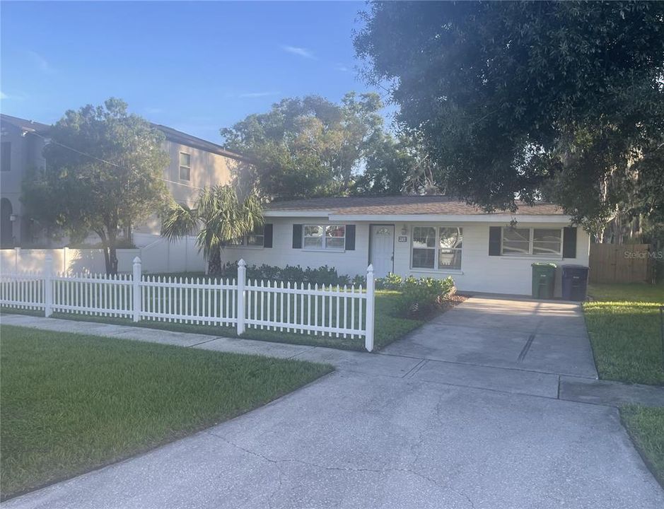 Под контрактом: $2,500 (3 спален, 2 ванн, 1164 Квадратных фут)