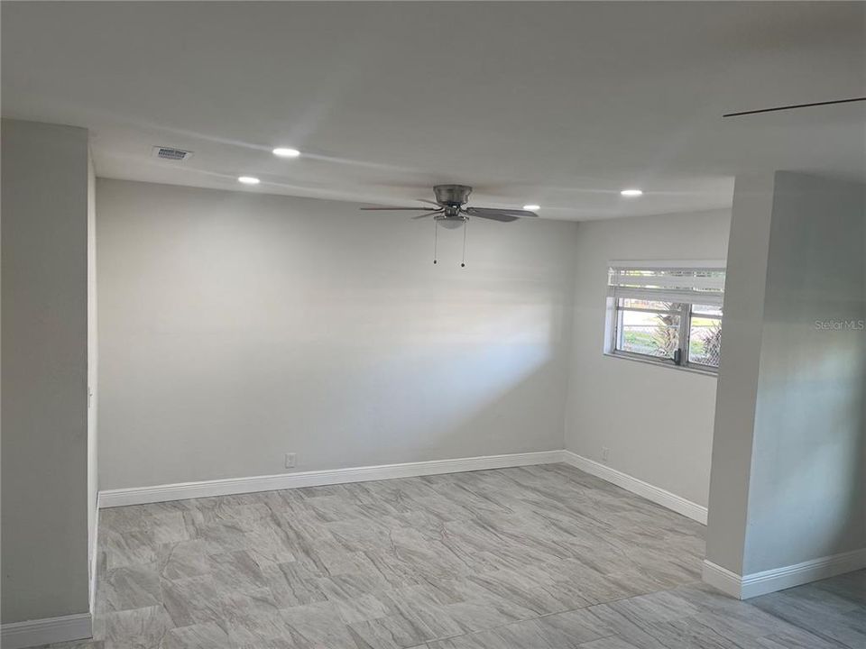 Под контрактом: $2,500 (3 спален, 2 ванн, 1164 Квадратных фут)