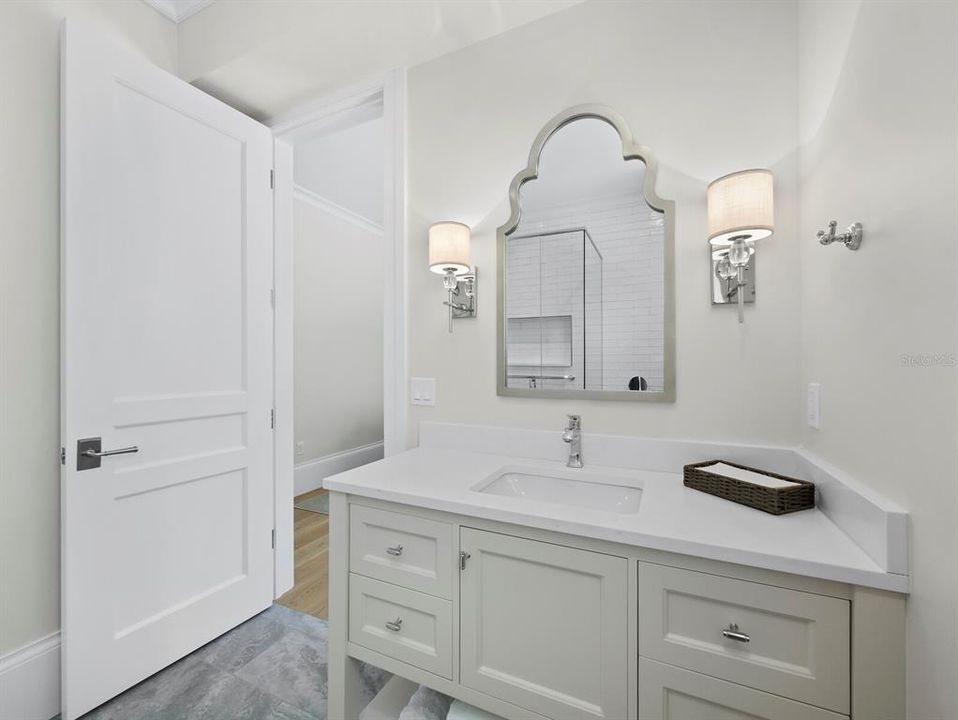 Под контрактом: $8,999,999 (4 спален, 4 ванн, 7497 Квадратных фут)